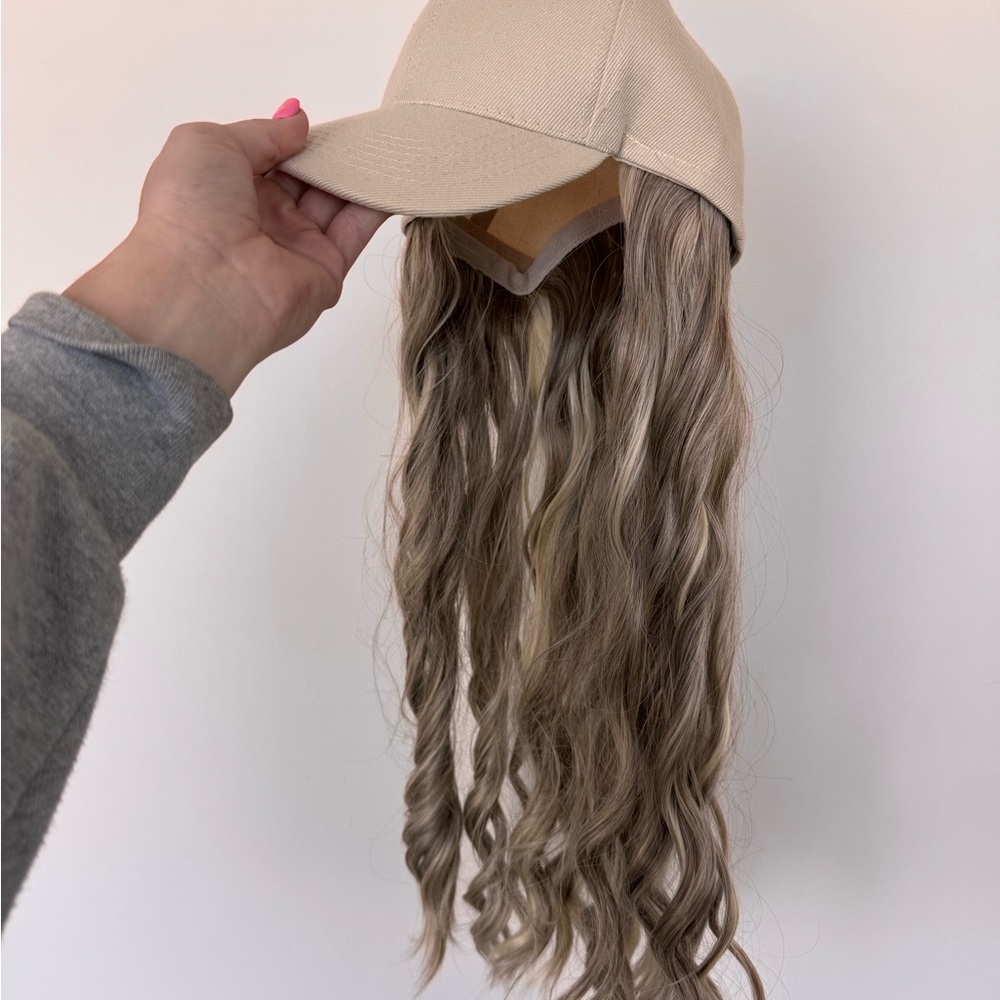 Beige Baseball Cap with Wavy Ash Blonde Hair Extension